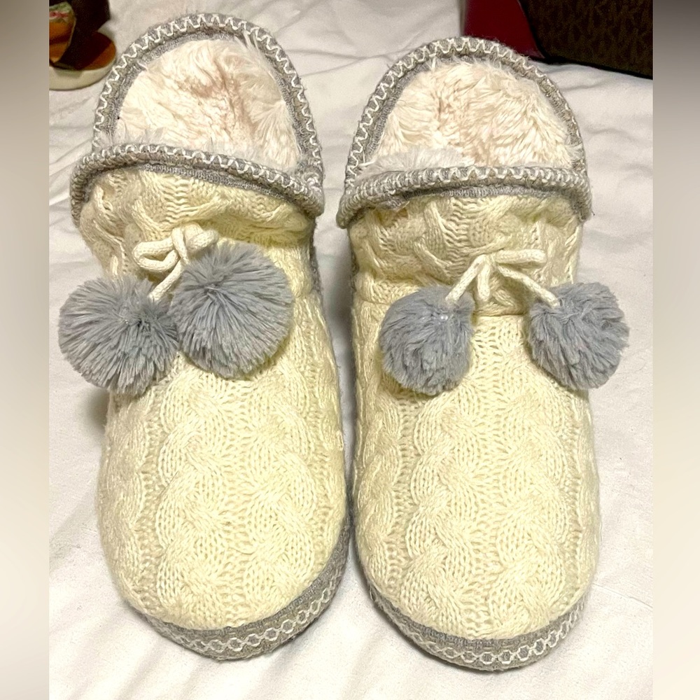 Muk Luks Slippers 9/10